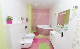 Ремонт коттеджа, детский сан.узел, яркие цвета, туалет, ванна в доме
