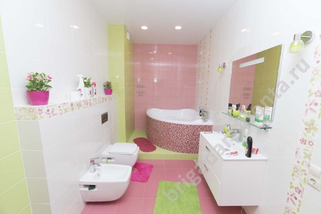 Ремонт коттеджа, детский сан.узел, яркие цвета, туалет, ванна в доме