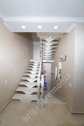Лестница в доме, второй этаж, белая лестница