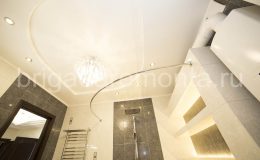 Полки с подсветкой в ванной,комбинированный потолок, ремонт потолка в сан. узле